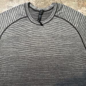 Lululemon Shirt Mens XL Grey Ombre Metal Vent Tech Short Sleeve Gym Performance
